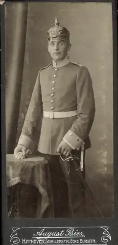Kabinett Foto Hannover, Deutscher Soldat in Uniform, Standportrait, Pickelhaube