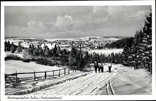 Ak Brilon im Sauerland, Straßenpartie, Winterpanorama