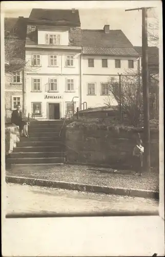 Foto Ak Köthen in Anhalt, Apotheke, Frau an der Treppe