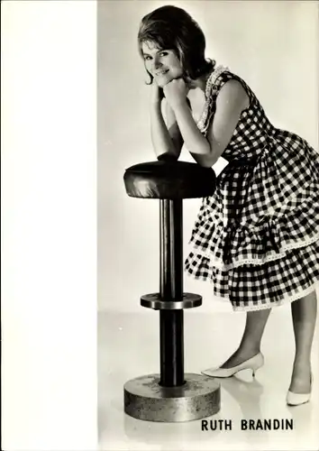 Ak Sängerin Ruth Brandin, Barhocker
