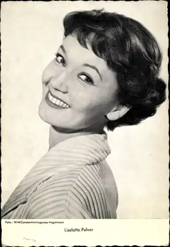 Ak Schauspielerin Liselotte Pulver, Portrait