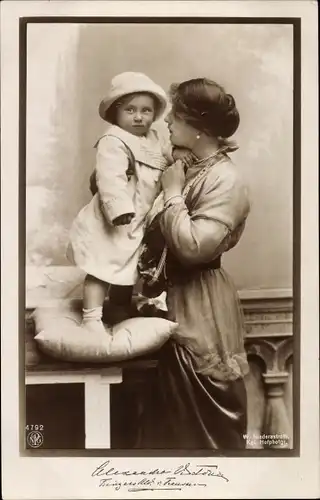 Ak Prinzessin August Wilhelm von Preußen, Alexandra Viktoria mit Sohn Alexander Ferdinand, NPG 4792
