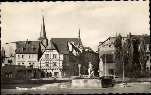 Ak Weimar in Thüringen, Am Markt, Brunnen, Statue