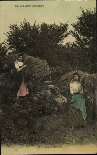 Ak Französische Tracht, Frauen tragen Holz, Holzstücke