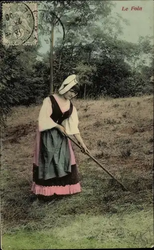 Ak Französische Tracht, Frau mit Harke, Werkzeug, Landwirtschaft