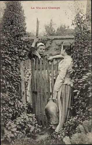 Ak Französische Tracht, Frauen am Zaun, Gespräch, Wasserkrug