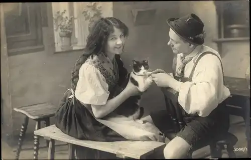 Ak Paar in Alpenländischer Tracht mit Katze