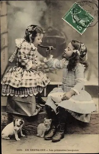 Ak Bretagne, zwei Mädchen in bretonischer Tracht mit Schüssel und Löffel, junge Katze, Hundewelpe