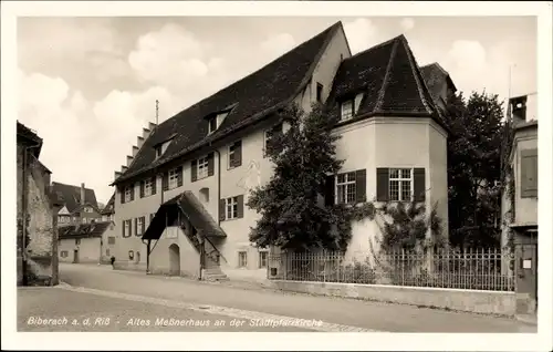 Ak Biberach an der Riß in Oberschwaben, Altes Meßnerhaus, Stadtpfarrkirche