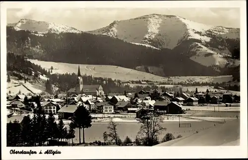 Ak Oberstaufen im Allgäu, Ortsansicht, Kirchturm, Gebirge, Winteransicht