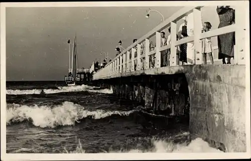 Ak Ostseebad Timmendorfer Strand in Holstein, Steg, Brandung, Schiff, Passanten