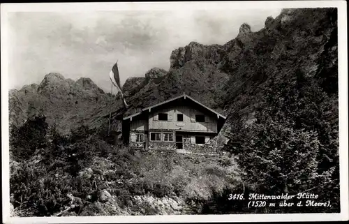 Ak Mittenwald in Oberbayern, Mittenwalder Hütte, Fahne