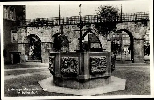 Ak Eschwege an der Werra Hessen, Märchenbrunnen, Schlosshof