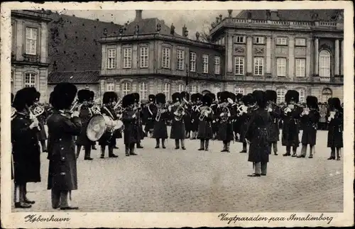 Ak København Kopenhagen Dänemark, Vagtparaden Ehepaar Amalienborg