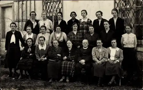 Foto Ak Traun Oberösterreich, Gruppenbild vor einem Haus