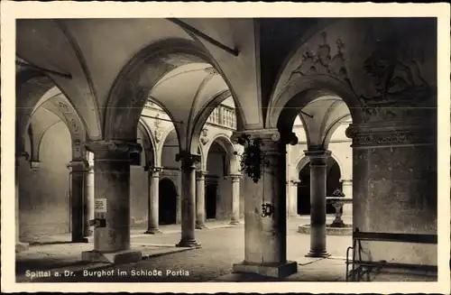 Ak Spittal an der Drau Kärnten, Schloss Portia, Burghof