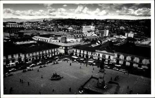 Foto Ak Quito Ecuador, Gesamtansicht, Platz, Denkmal