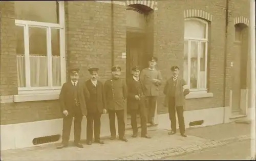 Foto Ak Hofheim im Taunus Hessen, Gruppenportrait am Backsteinhaus