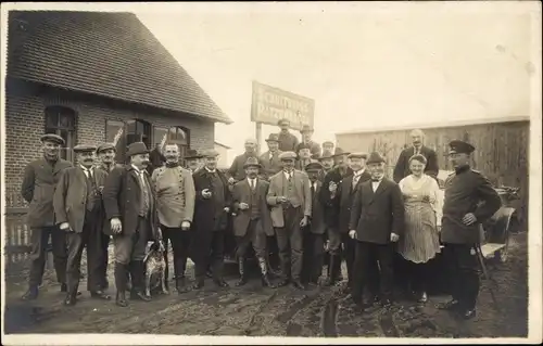 Foto Gruppenportrait an der Brauerei, Gäste