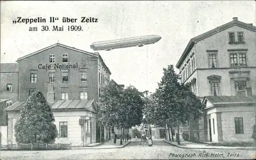 Ak Zeitz im Burgenlandkreis, Luftschiff Zeppelin II über der Stadt 1909, Cafe National