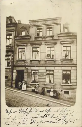 Foto Ak Reichenbach im Vogtland, Wohnhaus an steiler Straße, Anwohner