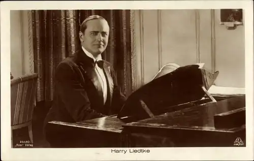 Ak Schauspieler Harry Liedtke am Klavier