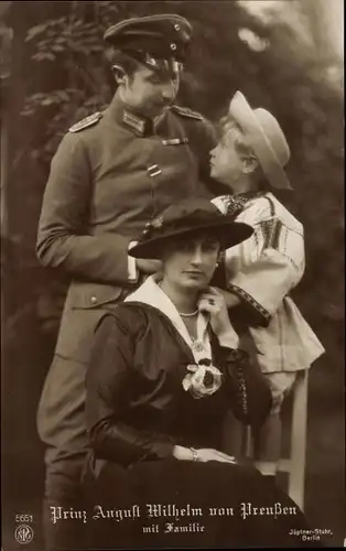 Ak Prinz August Wilhelm von Preußen mit Familie, Alexandra Viktoria, Alexander Ferdinand