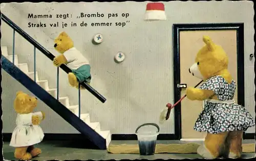 Ak Teddys-Familie, Frau mit Besen, Spielende Kinder