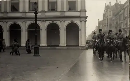 Foto Ak Niederländische Soldaten zu Pferden, Palais, Februar 1927