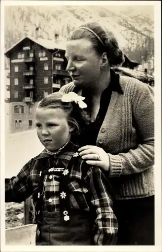 Ak Königin Juliana mit Prinzessin Beatrix der Niederlande, Zermatt 1947