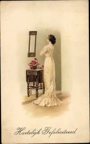 Ak Glückwunsch, Frau steht vor dem Spiegel, Kleid, Blumen