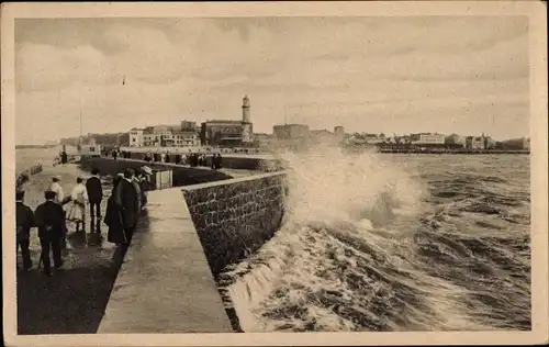 Ak Ostseebad Warnemünde Rostock, Westmole, Sturm, Passanten, Teilansicht