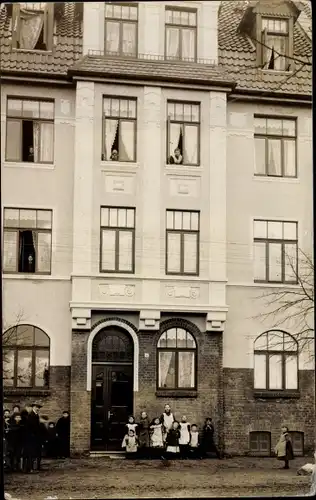 Foto Ak Hannover in Niedersachsen, Anwohner vor einem Wohnhaus