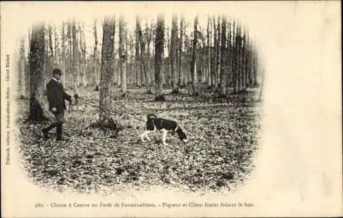 Ak Fontainebleau Seine et Marne, Foret, La Chasse a Courre, Piqueur und Bloodhound beim Holzmachen