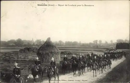 Ak Sissonne Aisne, Kavallerie auf dem Weg zum Manöver