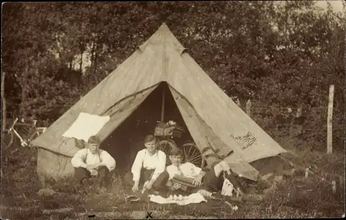 Ak Gelderland, Aan het Uddelermeer, Maandag 1. August 1921, Zelt, drei junge Männer