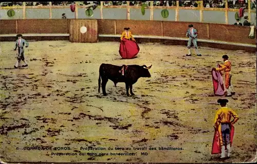 Ak Stierkampf, Vorbereitung des Stiers während der Arbeit von Bandilleros