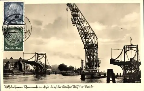 Ak Wilhelmshaven, Der größte Schwimmkran der Welt fährt durch die Drehbrücke