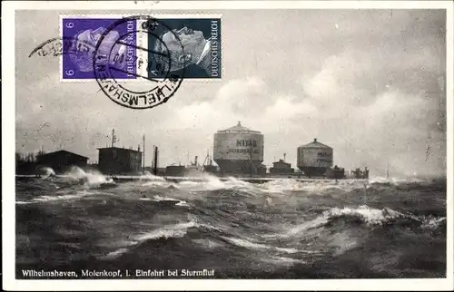 Ak Wilhelmshaven in Niedersachsen, Molenkopf, Hafeneinfahrt bei Sturmflut, NITRAG Benzinsilos