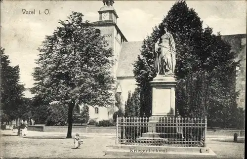 Ak Varel in Oldenburg Jadebusen, Kriegerdenkmal, Kirche, Turmuhr