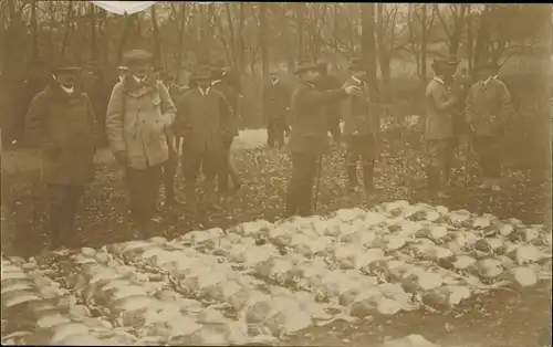 Foto Ak Szene nach der Jagd, Erlegte Tiere, Jagdbeute