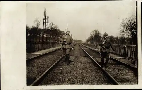 Foto Ak Deutsche Soldaten in Uniformen, I WK, Inf. Rgt. 7, Brückenwache