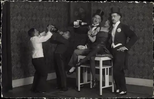 Foto Ak Varietekünstler, Kinder, Frau, Männer, Künstleragentur Hugo Neubauer, Wien