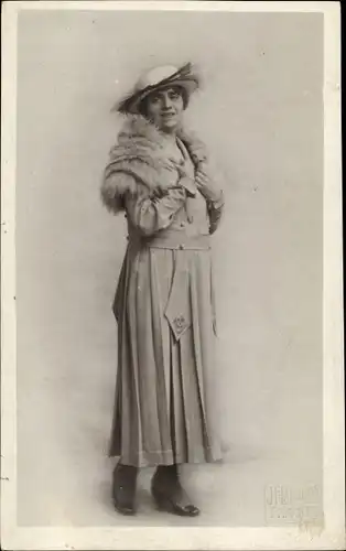 Foto Ak Standportrait einer Frau mit Pelzstola und Hut, 1918