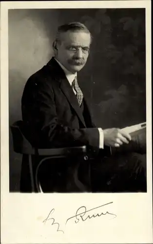Foto Ak Portrait von einem Mann im Anzug, Zwicker, Autogramm