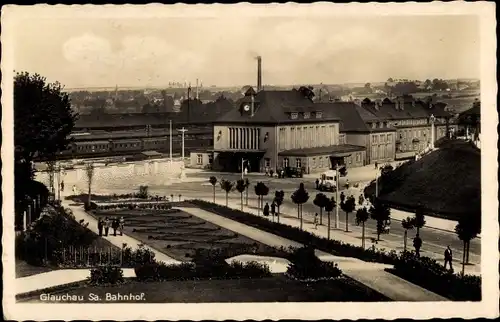 Ak Glauchau an der Zwickauer Mulde in Sachsen, Blick über Parkanlage zum Bahnhof, Seitenansicht