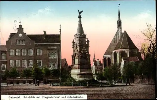 Ak Salzwedel in der Altmark, Schulplatz mit Kriegerdenkmal und Mönchskirche