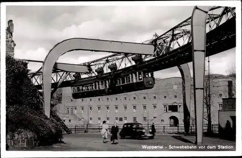 Ak Wuppertal, Schwebebahn vor dem Stadion, Straße