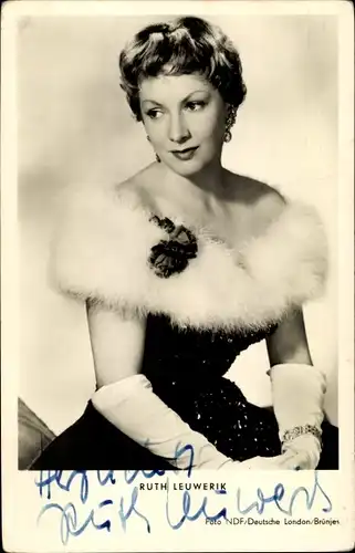 Ak Schauspielerin Ruth Leuwerik, Portrait, Autogramm, Pelzkragen, Handschuhe