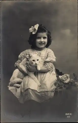 Ak Mädchen mit weißer Katze, Portrait